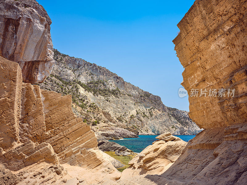 Pedrera de Cala d'Hort(亚特兰蒂斯)，俯瞰大海的古代砂岩采石场，伊比沙岛，西班牙